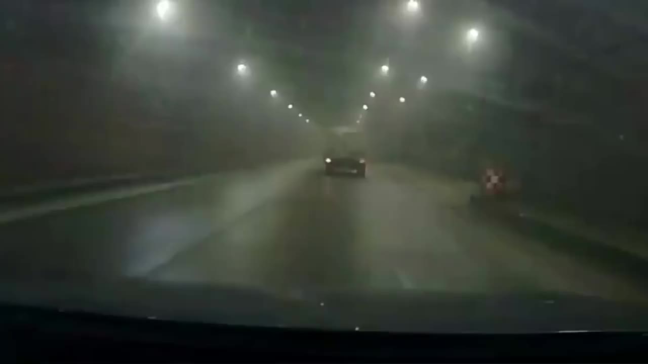行车记录仪实拍前车已经开了双闪了你超车是去投胎吗看着都危险
