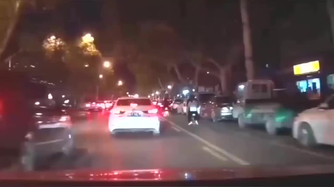 实拍女司机平时不太开车误把油门当刹车造成7车受损