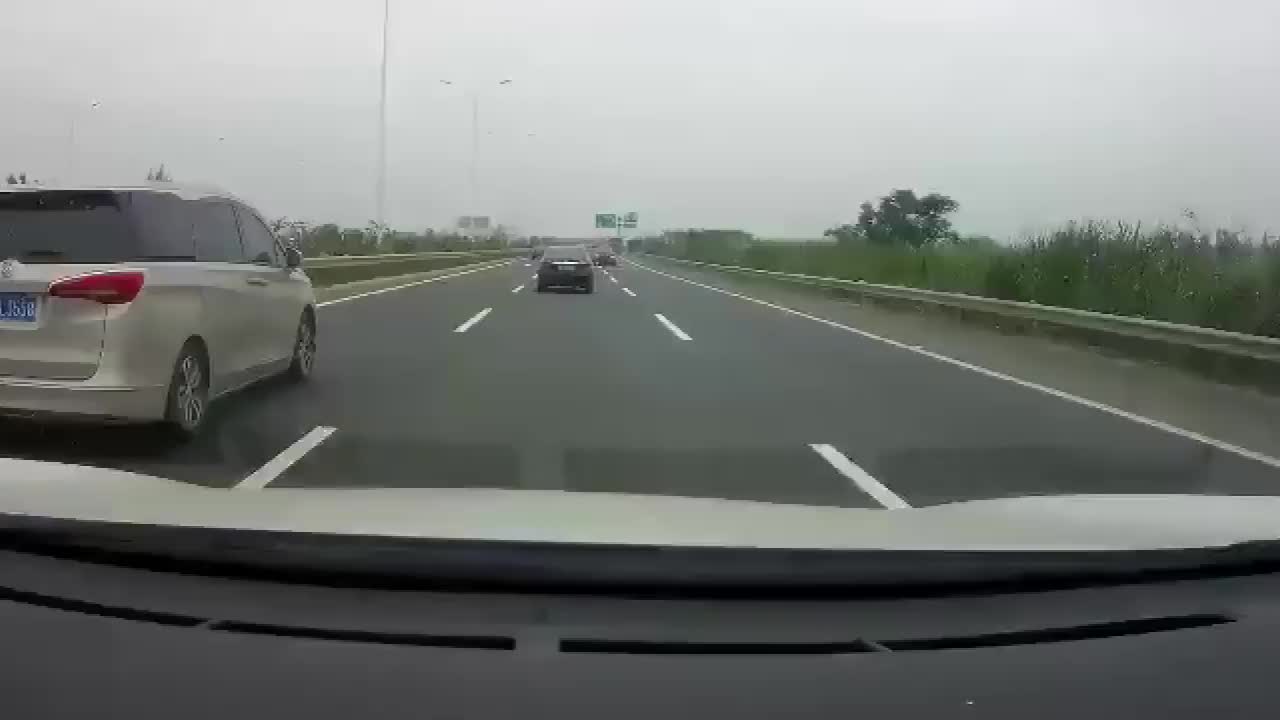 实拍路怒症别克gl8算是豪车吗他为啥这么嚣张差点把我逼下了高速