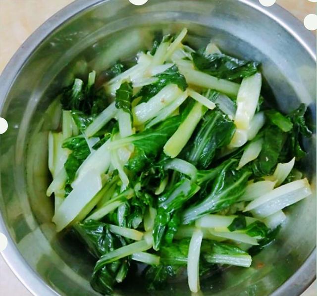 黄豆酱炒小白菜 by miss_大米 原料:小白菜,花生油,食盐,黄豆酱.