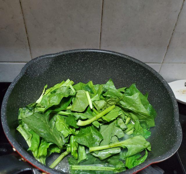 菠菜炒卤牛肉简单的家常小炒美味又营养