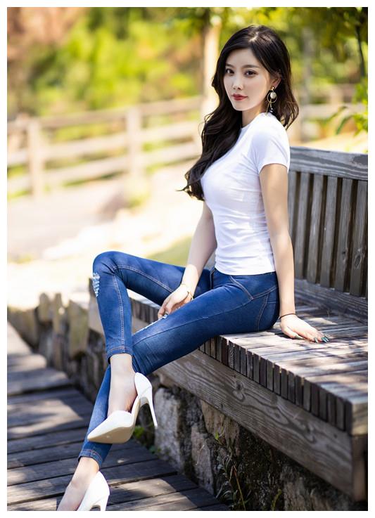 杨晨晨女神户外白上衣配牛仔裤高清写真套图