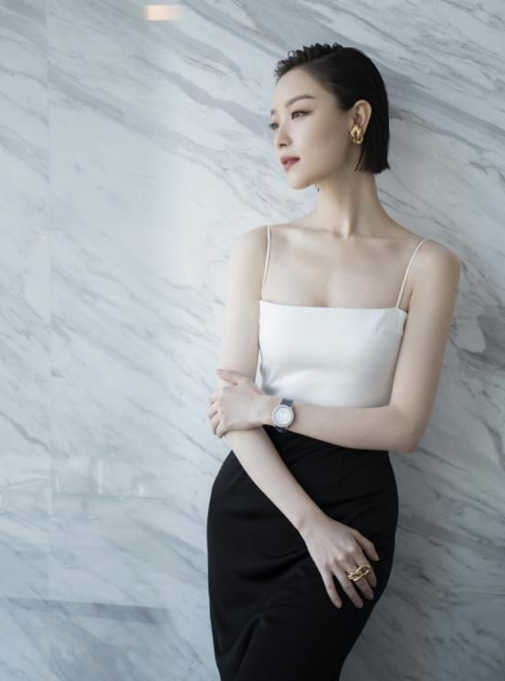 倪妮短发真的飒一身吊带拼接长裙性感柔美高级脸彰显冷艳魅力