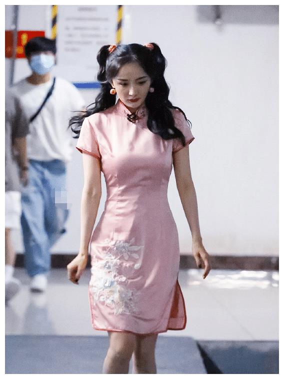 杨幂穿粉色旗袍少女感十足,却因"内八字"走路姿势,好怪异!