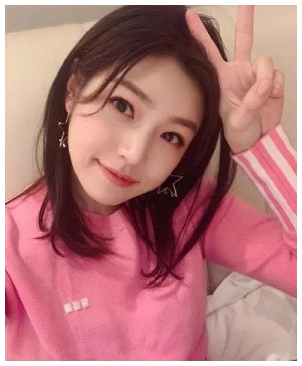 伸手比耶装可爱,自拍照粉嫩可人脸瘦了一大圈