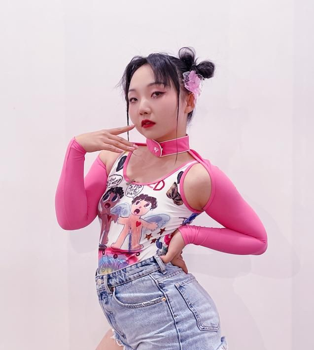 辣目洋子模仿女团风很自信身材虽然肉肉的但曲线却意外的好看