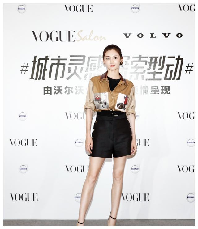 郑恺真捡到宝了!老婆苗苗穿深v大秀身材,绝美气质太高级