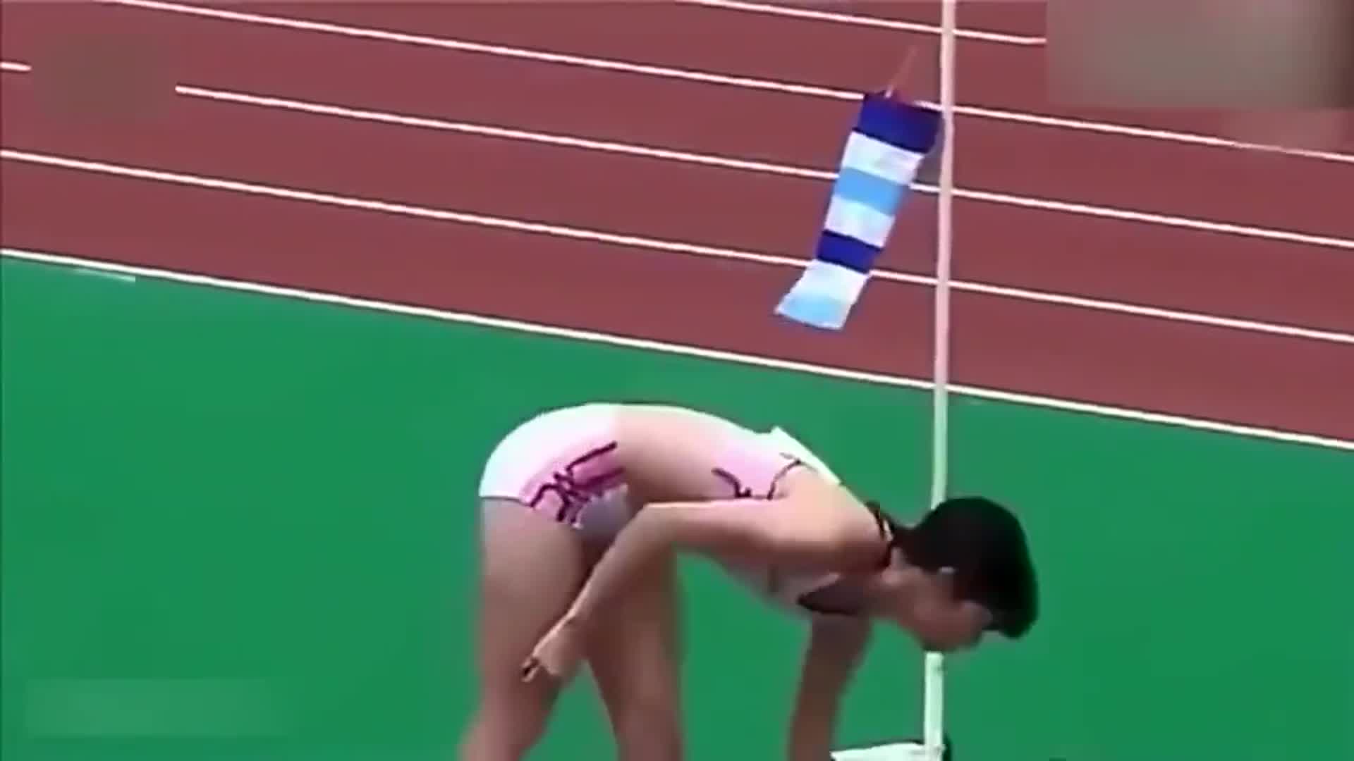 日本女运动员撑杆跳高失误,尴尬到无地自容,不容错过!