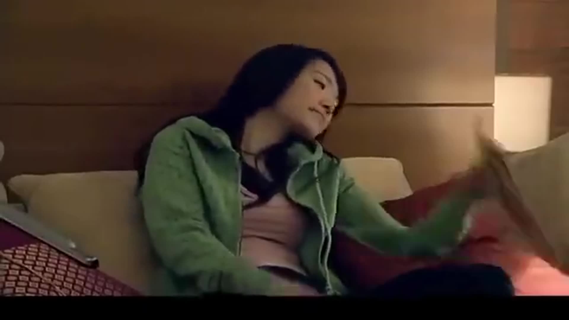蜗居,海藻独自在家做操,没听见宋思明进来,她吓到了