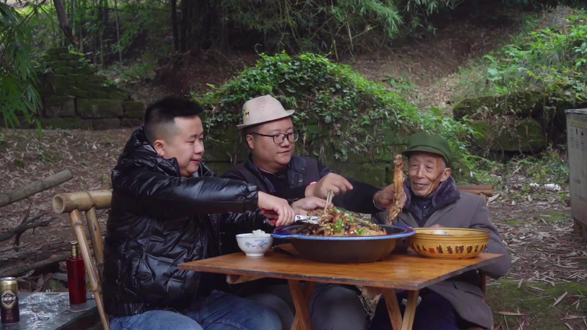炊二锅又去阿米家做客,阿米热情款待做份辣卤猪排肉质软糯