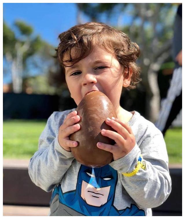 梅西儿子讪笑老爸输球,庆祝皇马进球,网友:快让他参加实况足球