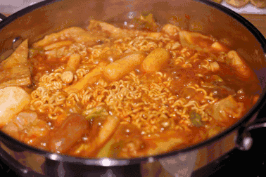 煮方便面时,万万别直接放面饼!顺序搞错了,再贵的方便面也油腻
