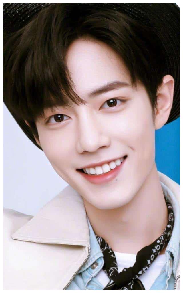 肖战崩溃的那天,王一博也在经历同样的事,但他给了肖战一个笑脸