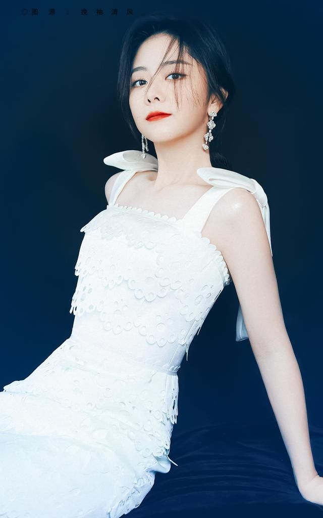 谭松韵真的有着浑然天成的治愈感漂亮裙装和可爱娃娃脸超减龄