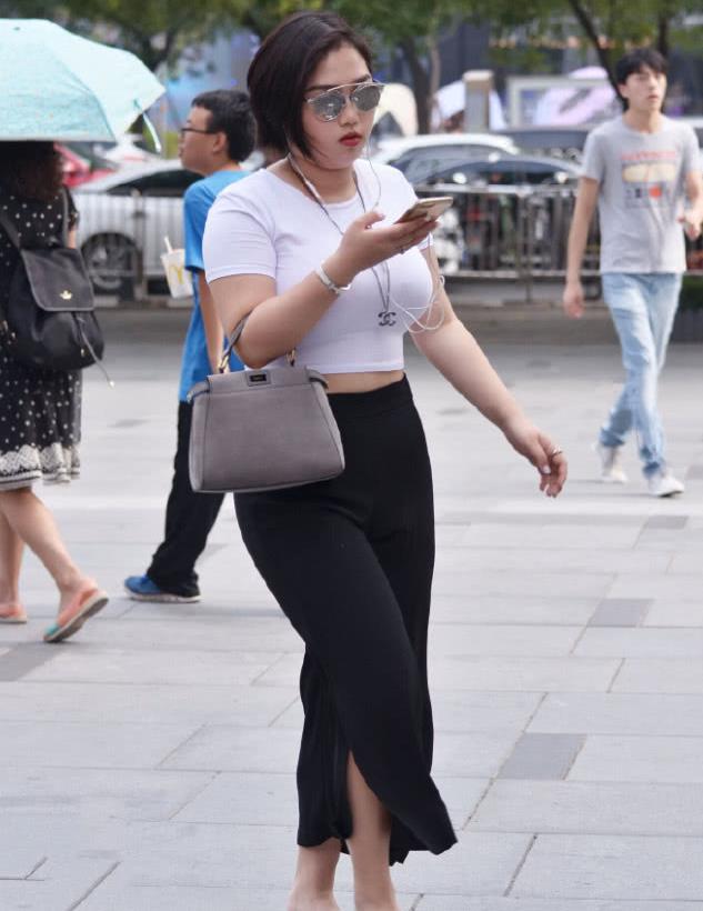 街拍:穿白色紧身t恤的胖女孩,看身材又是潜力股!