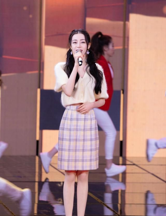 迪丽热巴瘦了,修身半裙也那么宽松,盈盈一握的腰线让人心疼