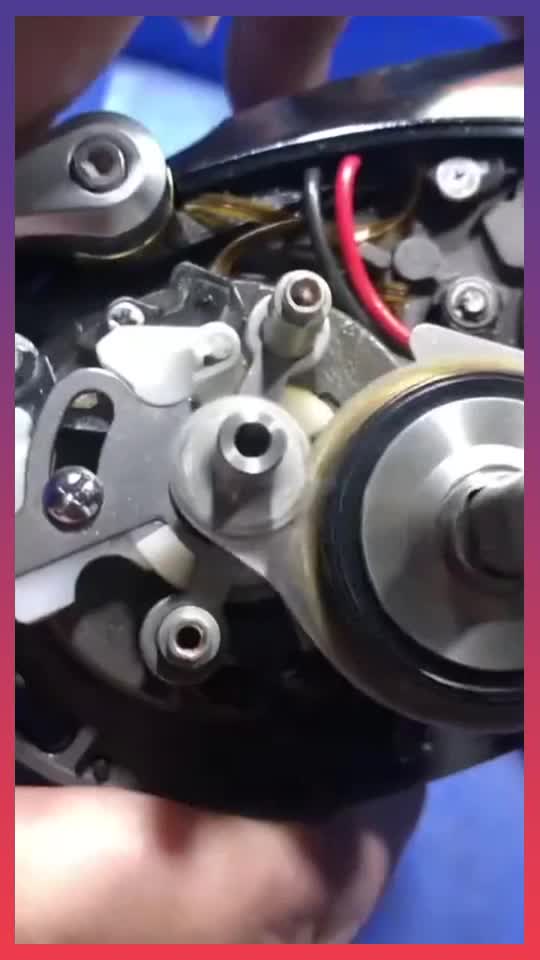 劳斯莱斯保养给齿轮加注离子油这成本可不低啊