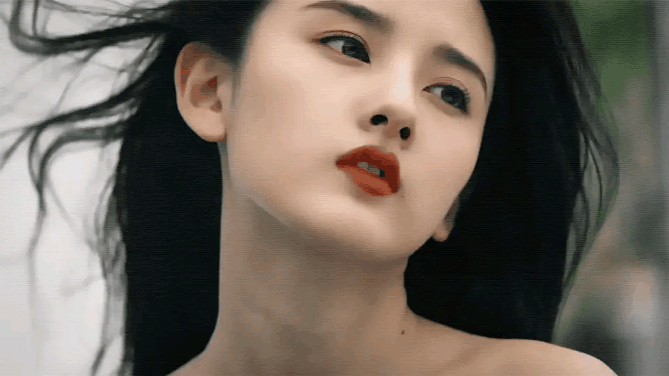 原来当孙坚正在一旁吃辣条解说的时候,那边宋祖儿淡定地打开了自己带