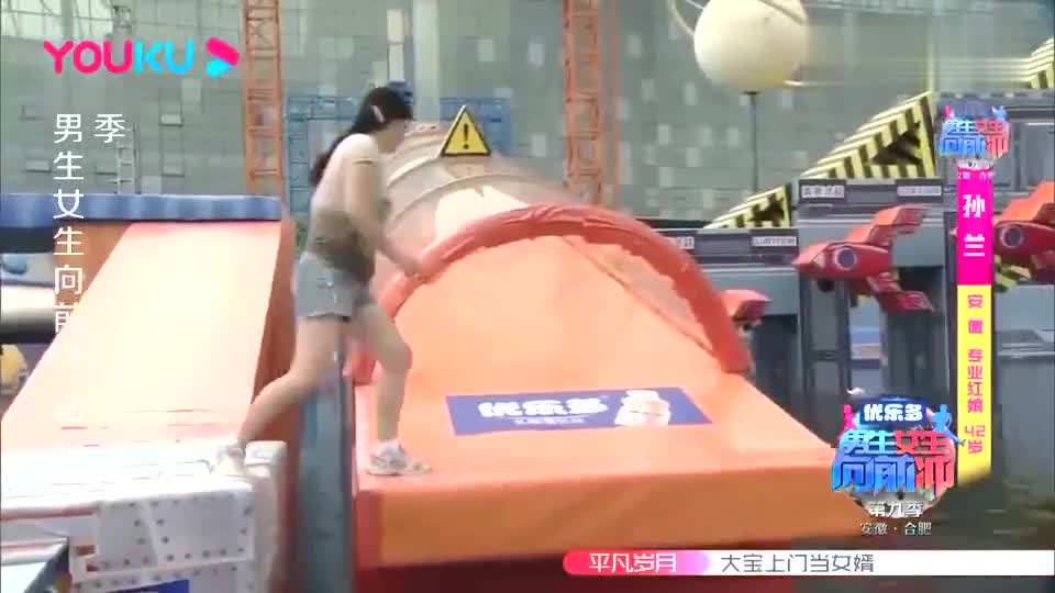 男生女生向前冲:女子闯关一路绿灯,直到最后关卡,没开始就落水