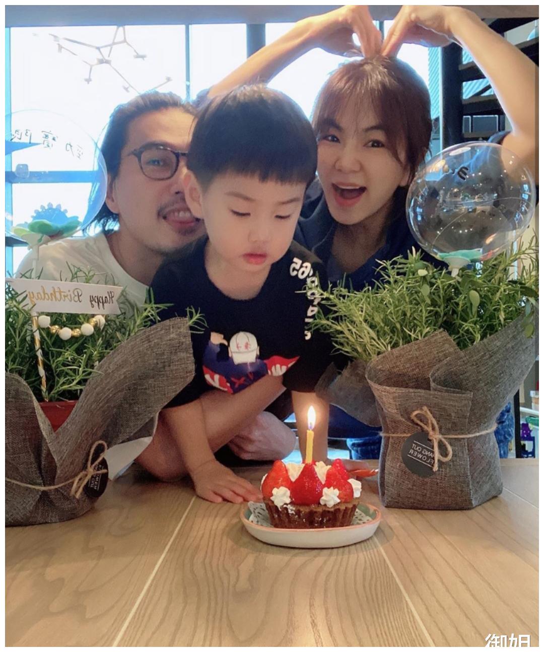 ella和老公为儿子庆生,晒全家福真幸福,3岁劲宝长相遗传妈妈