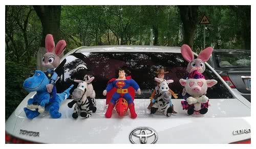 宝骏车顶放玩偶被罚，车主一脸无奈：旁边的保时捷为什么没人管？