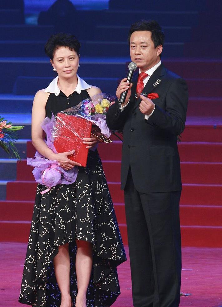 刘佳穿衣靠的是气场造型低调却十分有范儿高雅大气又时髦