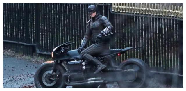 有钱就是任性，周杰伦花千万买车，排量惊人却只能看不能开上路