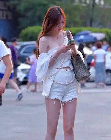 街拍夏日的时尚美女,紧身短裤简洁清凉,衬托身材与气质