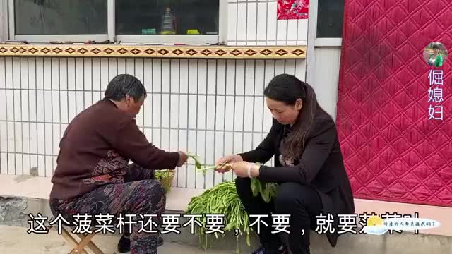 倔媳妇第一次学蒸菜窝窝头奶奶一旁当指挥官出锅不忘让叔叔尝