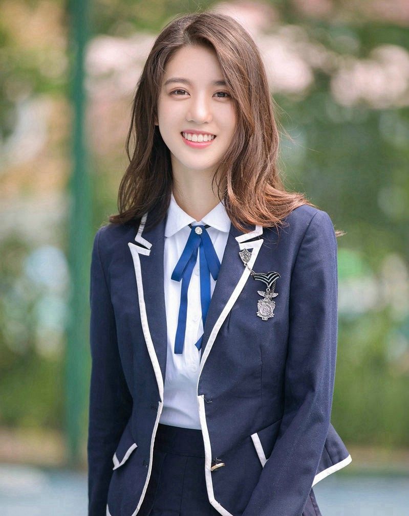李凯馨,阳光明媚的大美女,少女气质甜美来袭,青春气息十足!