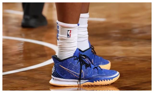 nba球员上脚:curry8勇士配色,匹克和安踏的球鞋都有