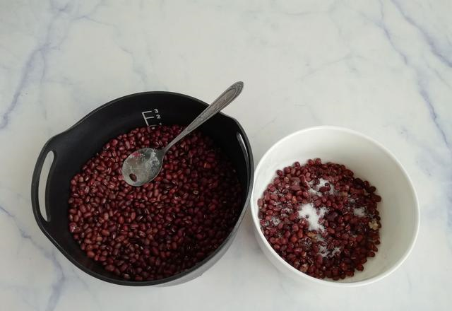 家里有红豆的,不妨试试这样做,夏天吃清热解暑,还能美容养颜