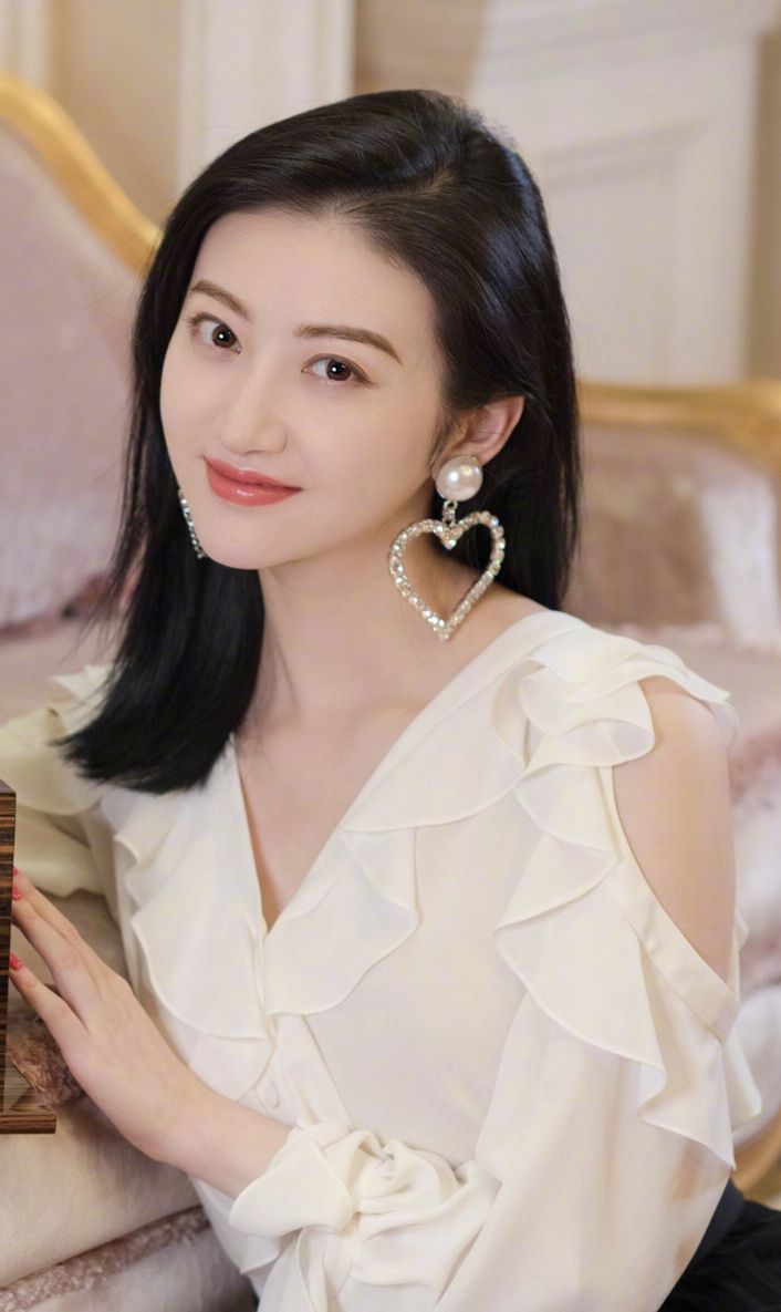 女神景甜,精致的容颜,迷离的眼神,美爆了!
