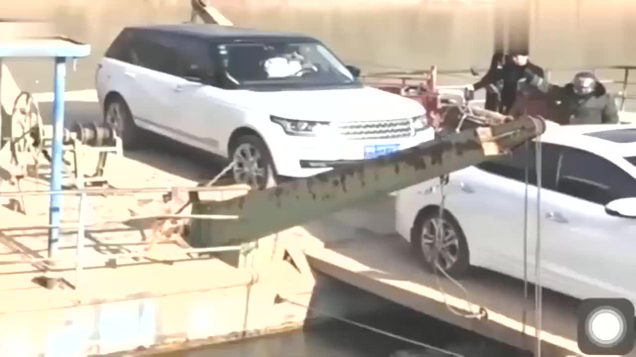 监控实拍路虎揽胜的四驱系统响应真是太快了不愧是越野王者