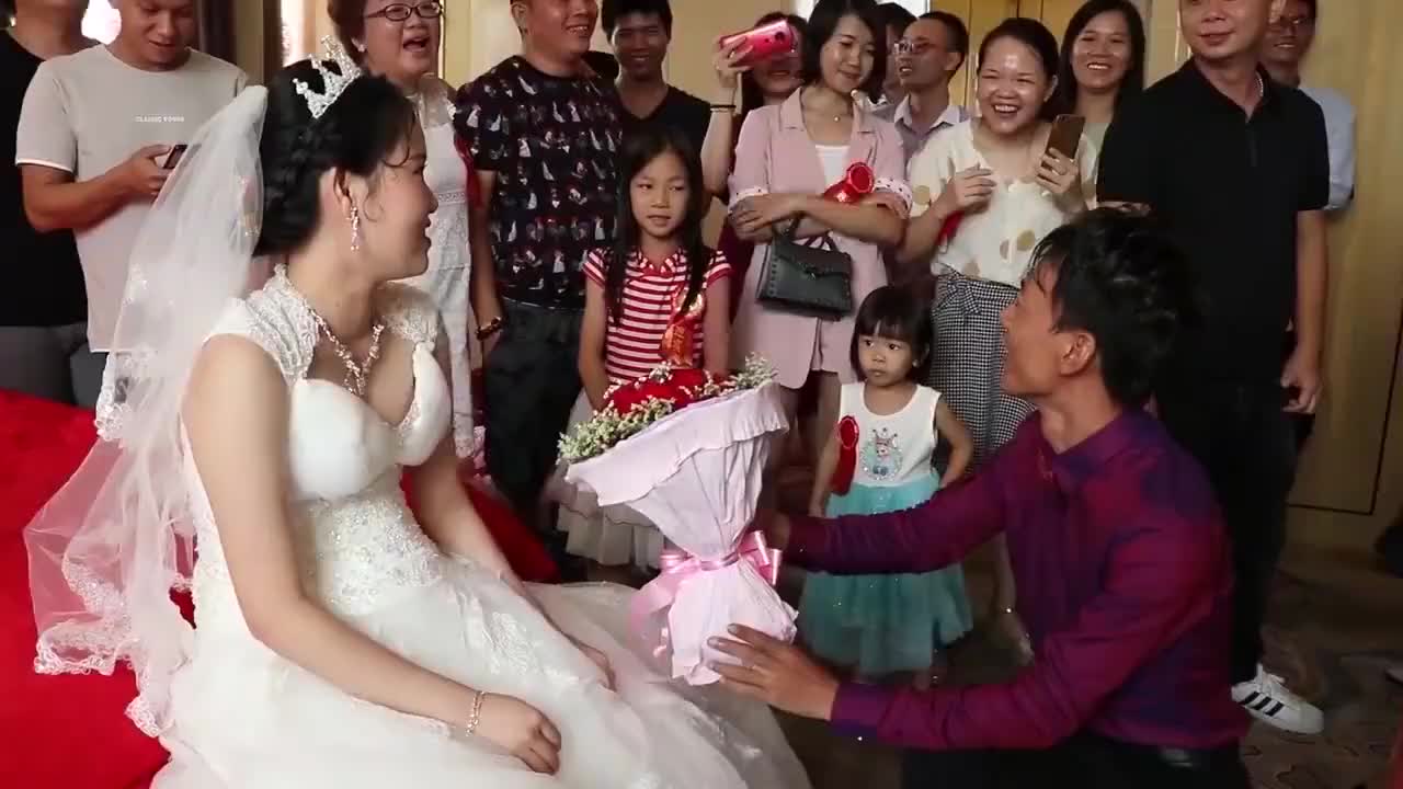 广西一24岁姑娘,长得确实太漂亮,新郎娶到她,别提有多