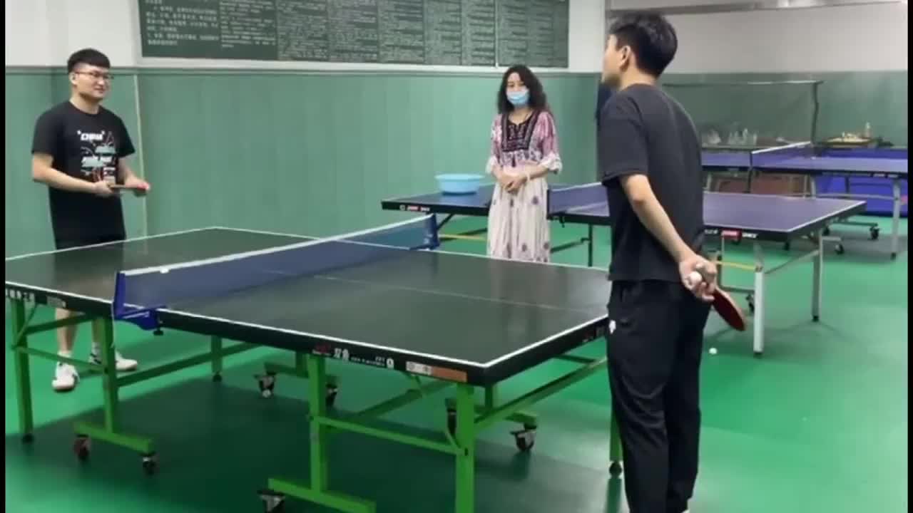 黄晨乒乓球比赛赢后,霸气摔拍带他女朋友去吃饭!