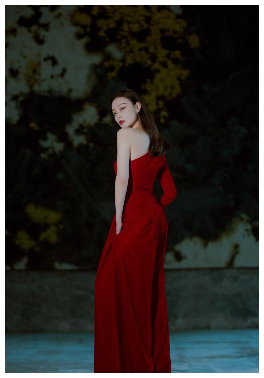 倪妮的礼服裙太美艳,一袭红装气场强大,常人都hold不住