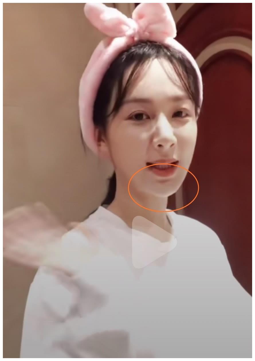 杨紫留长头发素颜出镜,下巴瘦出小元宝,脸型变成鹅蛋脸,有种初