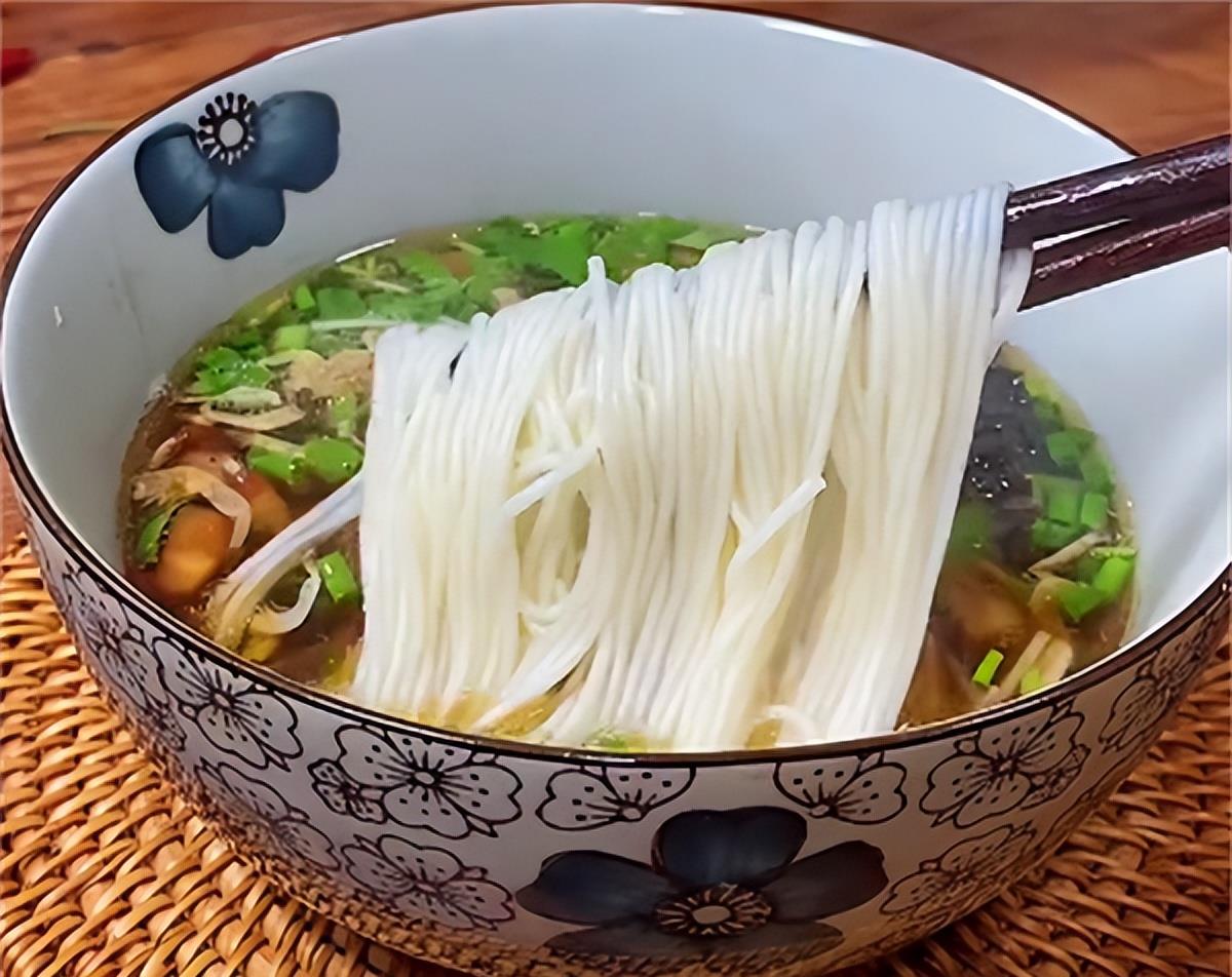 早上不爱做饭把面条这么做煮一煮拌一拌简单又营养还好吃