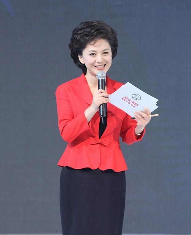 央视主播海霞给河南加油穿西服配蕾丝衬衣镜头怼脸拍美得精致