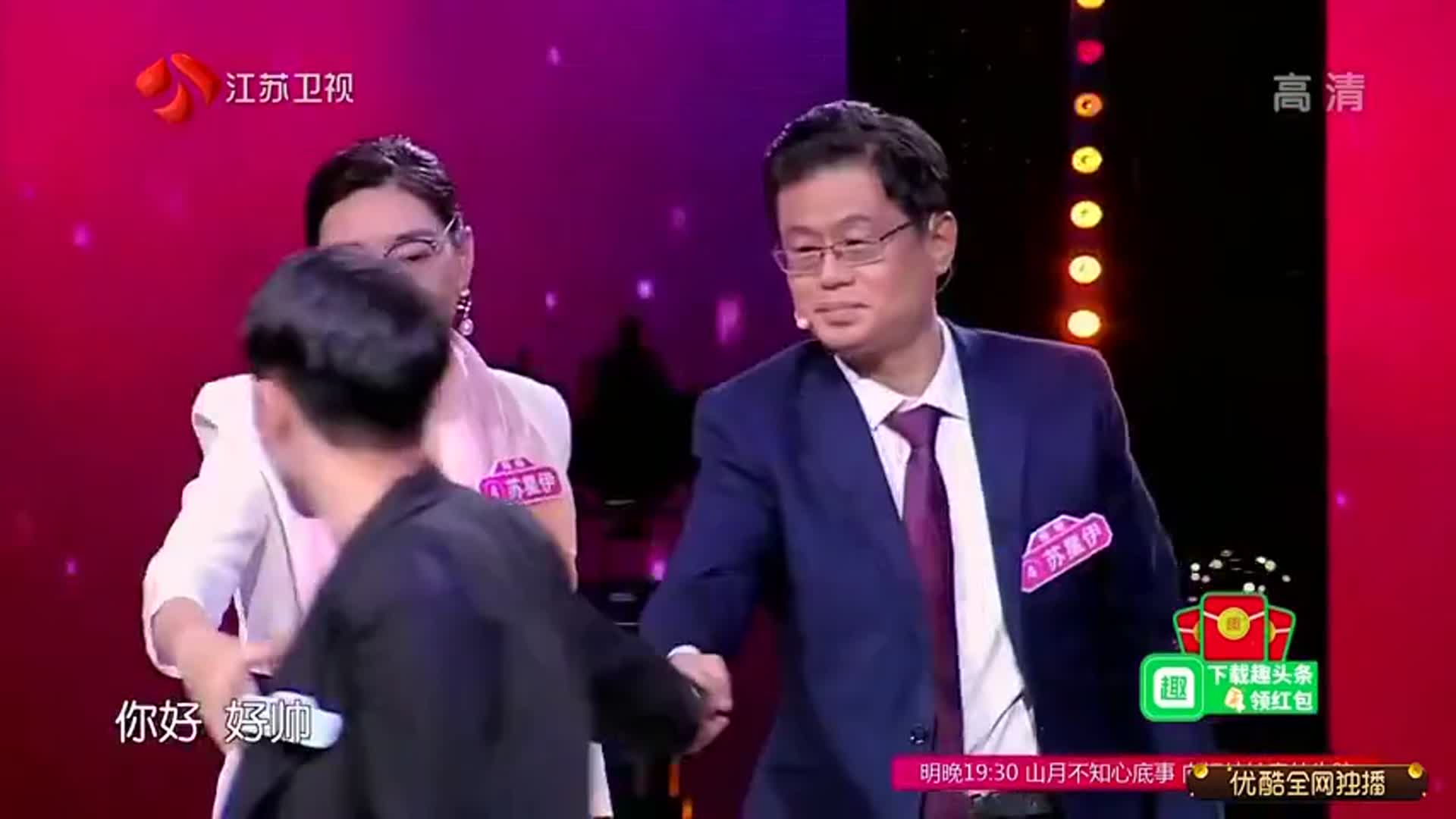 新相亲大会小哥哥太帅了受追捧美女台上唱歌跳舞争取喜牵手