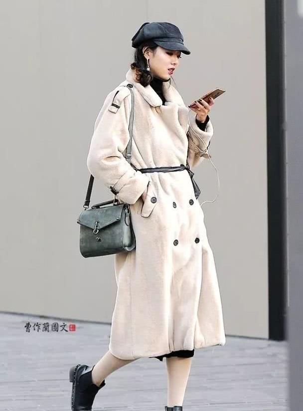 街拍:穿冬装也束腰的美女