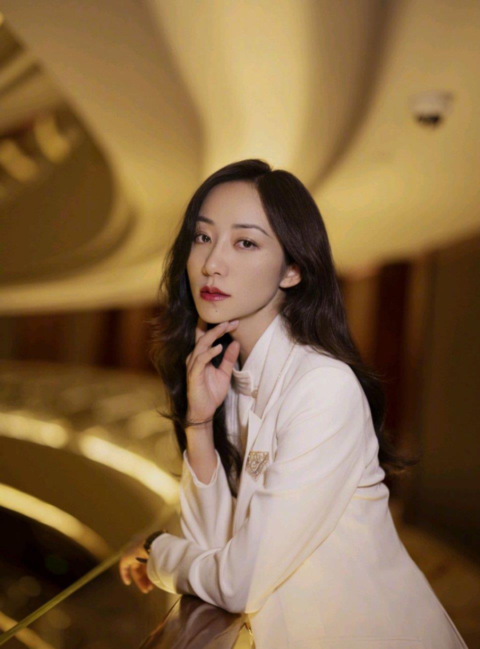 韩雪的气质感真不是吹的白色西服套装利落大气知性优雅有格调
