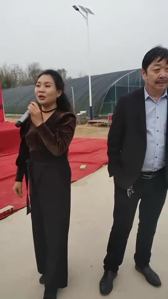 歌手袁庆歌声美让人陶醉
