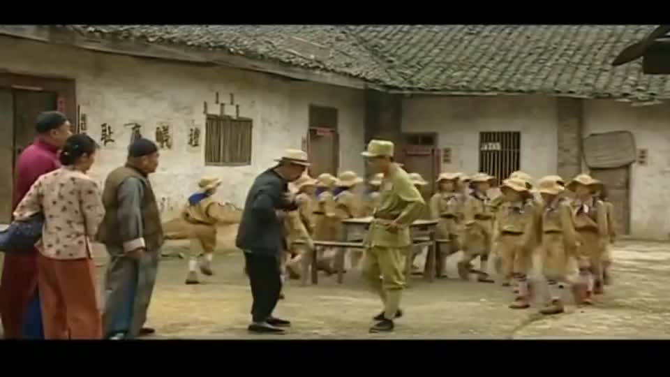王保长新篇:28岁傻儿子遭抓壮丁,老爹为保他命,把他扮