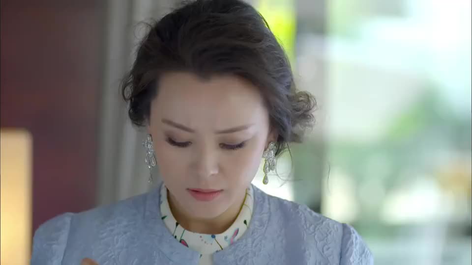 影视阔太太一闻汤就发现蹊跷赶忙阻止阔少喝汤