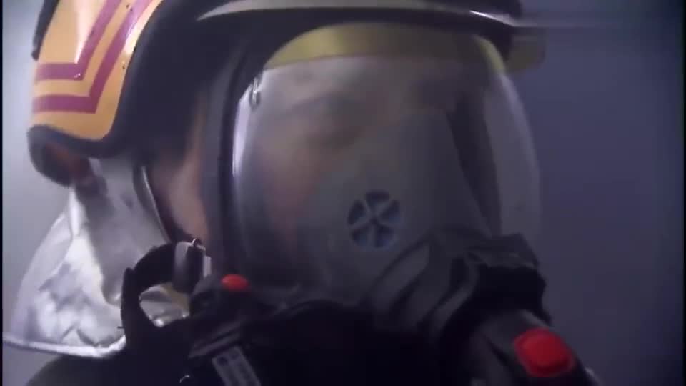 火线英雄安队他们找到了控制室暂时还算安全赶紧想办法救援