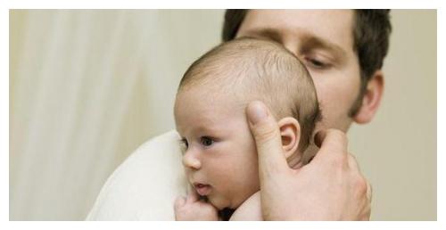 新生儿几个月头能竖起来 超过这个时间证明孩子大运动