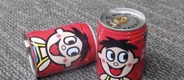 做双皮奶之前我们需要准备好一些必备食材,2个鸡蛋,1瓶旺仔牛奶,适量