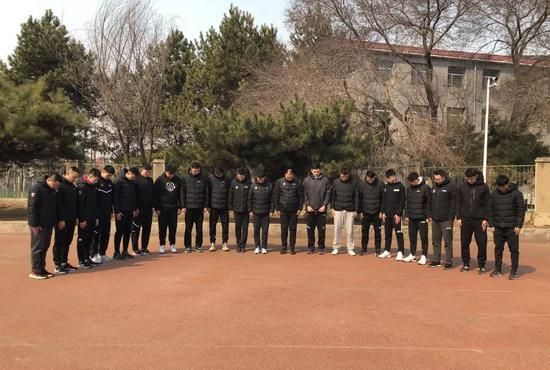 政协会议为战疫牺牲烈士和逝世同胞默哀